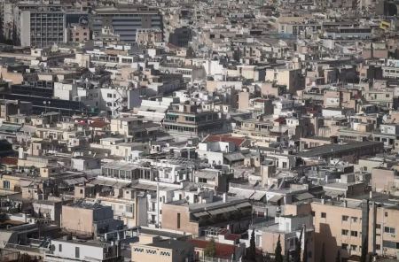 Κατοικία στην Ελλάδα: Πάνω από τον μέσο όρο της ΕΕ η ιδιοκατοίκηση – Μικρά και κρύα τα σπίτια, υψηλό κόστος στέγασης