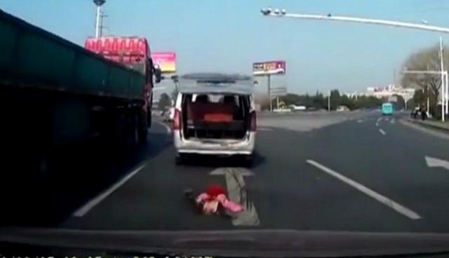 Παιδάκι πέφτει από εν κινήσει αυτοκίνητο - VIDEO