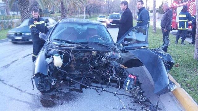 Αυτοκίνητο έγινε σμπαράλια - Σοβαρά ο 45χρονος οδηγός (ΦΩΤΟ)