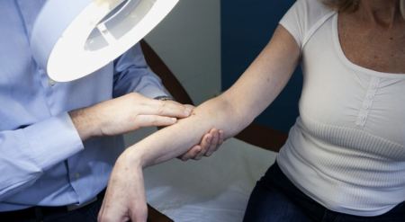 Καμπανάκι ειδικών για τον καρκίνο του δέρματος: Τα ύποπτα σημάδια και τι πρέπει να προσέχουμε