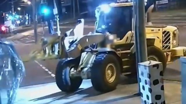 Αυστραλία: Με... εκσκαφέα έκλεψε δύο μηχανές και τον κυνηγούσε 2 ώρες η αστυνομία - Δείτε βίντεο