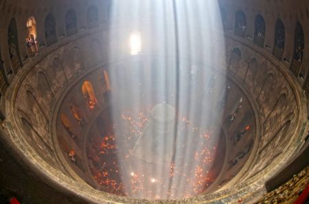 Σε λίγη ώρα η άφιξη του Αγίου Φωτός στην Ελλάδα