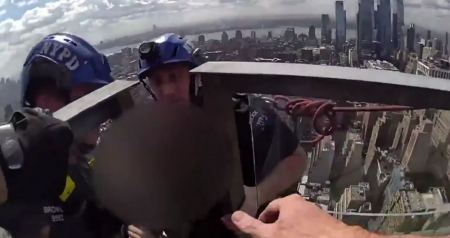 Νέα Υόρκη: Αστυνομικοί σκαρφαλώνουν 54 ορόφους για να σώσουν γυναίκα που κρέμεται από ουρανοξύστη