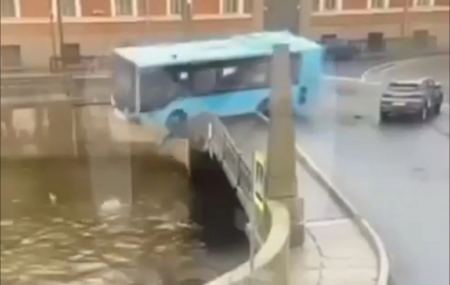 Τρελή πορεία λεωφορείου με 20 επιβάτες στην Αγία Πετρούπολη – Έπεσε στον ποταμό Μόικα