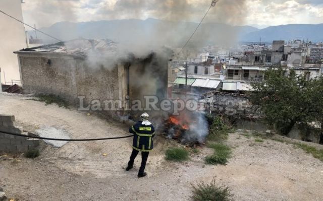 Λαμία: Λαμπάδιασε σπίτι στο κέντρο της πόλης (ΒΙΝΤΕΟ-ΦΩΤΟ)