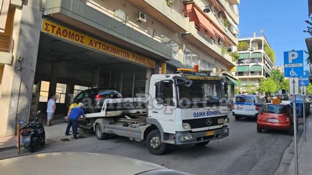 Λαμία: Πάρκαρε σε είσοδο πάρκινγκ και το έκλεισε για μία ώρα!