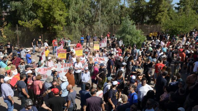 Οι απεργοί της ΛΑΡΚΟ έκλεισαν τον κόμβο Μαρτίνου