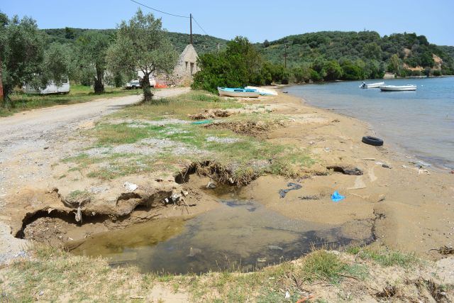 Φθιώτιδα: Κραυγή αγωνίας για την όμορφη παραλία του Βαθύκοιλου