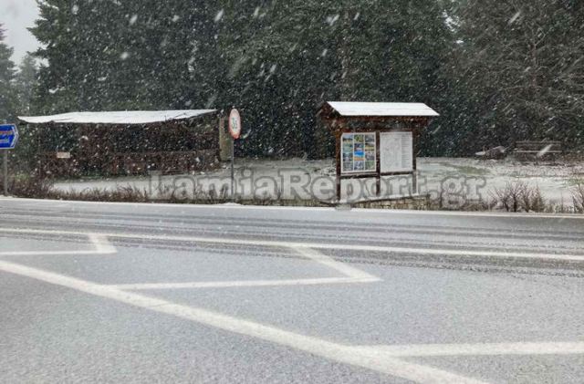 Σφοδρή χιονόπτωση στη Ράχη Τυμφρηστού