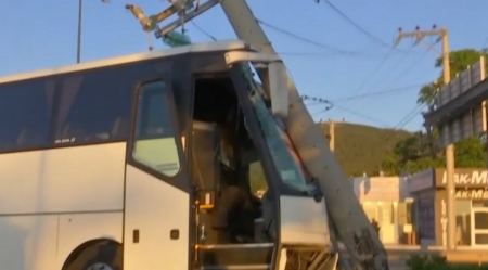 Τροχαίο στη λεωφόρο Λαυρίου: Λεωφορείο έπεσε σε κολόνα – Τραυματίστηκε ο οδηγός