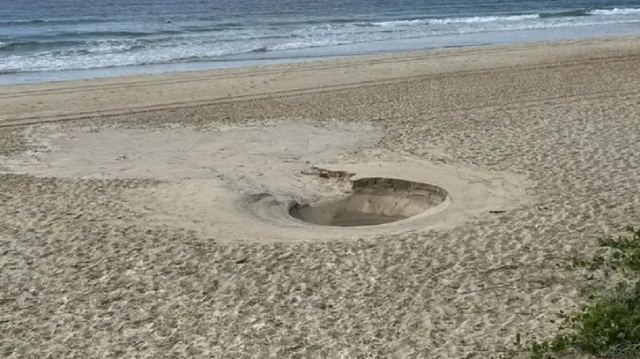 Περπατούσε στην παραλία και έμεινε άφωνη – Είδε μπροστά της μία μυστηριώδη τρύπα 2 μέτρων