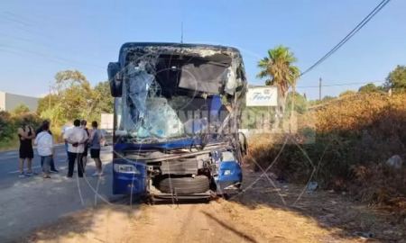 Το λεωφορείο σφηνώθηκε σε σταθμευμένο φορτηγό στο τροχαίο στην Κέρκυρα - Νεκρός ο 31χρονος οδηγός, τρεις τραυματίες