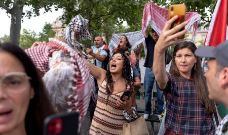 Mαζικές διαδηλώσεις στη Γαλλία για την απόφαση του Μακρόν να διορίσει πρωθυπουργό τον κεντροδεξιό Μισέλ Μπαρνιέ