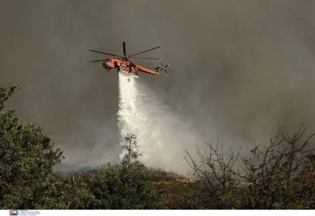 Αδιανόητο περιστατικό στην Κρήτη: Πετούσαν πέτρες σε ελικόπτερο της Πυροσβεστικής