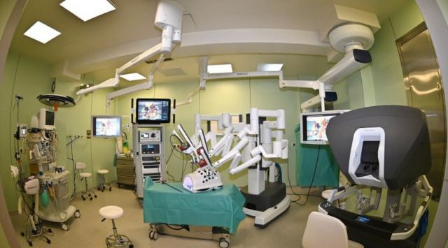 Αρεταίειο: Εγκαινιάστηκε το πρώτο χειρουργικό ρομποτικό σύστημα