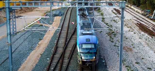 Τρένο προσέκρουσε σε πεσμένα δέντρα στις Αφίδνες