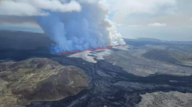 Iσλανδία: Εξερράγη για πέμπτη φορά το ηφαίστειο Γκρίνταβικ – Ποτάμια λάβας και εκκενώσεις περιοχών