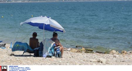 Ξηλώνονται άμεσα ομπρέλες και ξαπλώστρες στην παραλία της Αγίας Μαρίνας Ρόδου ακόμα και μέσα από το νερό