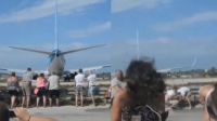 Οι τουρίστες στη Σκιάθο συνεχίζουν την επικίνδυνη συνήθεια - Κάθονται πίσω από τα αεροπλάνα ενώ η τουρμπίνα παίρνει μπρος