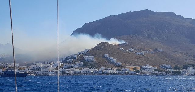 Φωτιά στην Σέριφο – Εκκενώνονται δύο περιοχές