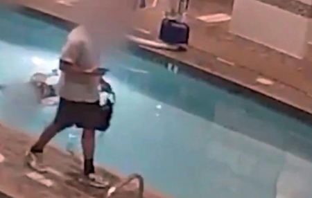 Συγκλονιστικό βίντεο δείχνει γυναίκα να πνίγεται σε πισίνα για αρκετή ώρα και τους γύρω της να αδιαφορούν
