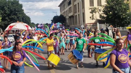 Θεσσαλονίκη: Ξεκίνησε η παρέλαση υπερηφάνειας του Europride