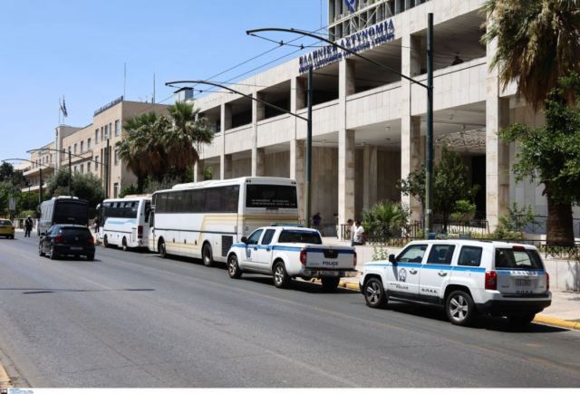 Δίωξη για πέντε κακουργήματα στους 74 συλληφθέντες για τα επεισόδια έξω από το γήπεδο του Παναθηναϊκού