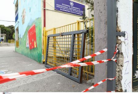 Η σχολική τσάντα έσωσε τον 9χρονο μαθητή που καταπλακώθηκε από την πόρτα στο δημοτικό της Κηφισιάς - Τραυματίστηκε και μητέρα