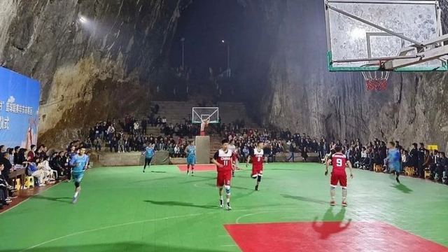 Κίνα: Έφτιαξαν γήπεδο μπάσκετ μέσα σε σπηλιά!