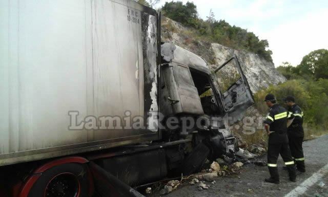 Λαμία: Νταλίκα έπεσε στα βράχια και άρπαξε φωτιά (ΦΩΤΟ)