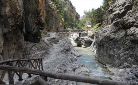 Κρήτη: Συγκλονίζει η τραγωδία με τον θάνατο της 32χρονης τουρίστριας στο φαράγγι της Σαμαριάς – Σώοι οι υπόλοιποι 1.074 επισκέπτες