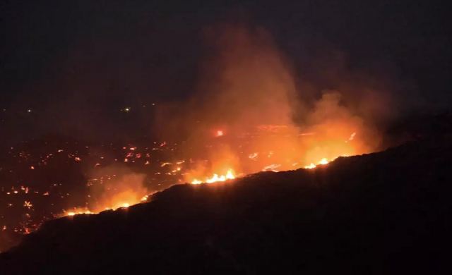 Φωτιές: Εκκενώνονται σπίτια και ξενοδοχεία στην Καρδάμαινα της Κω, δύσκολη νύχτα και στη Χίο