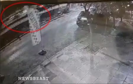 Βίντεο από το θανατηφόρο τροχαίο στη Χαμοστέρνας – Η στιγμή που η μηχανή του 23χρονου χτυπά στο λεωφορείο
