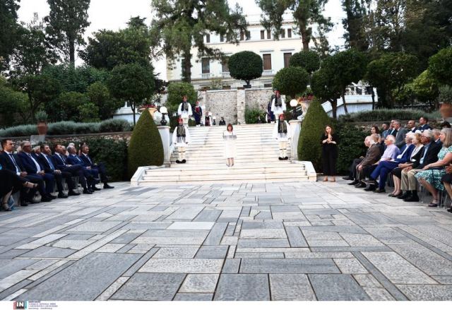 Η δεξίωση στο Προεδρικό Μέγαρο για τα 50 χρόνια από την αποκατάσταση της Δημοκρατίας – Δείτε φωτογραφίες