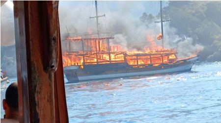 Bυθίστηκε στη Μαρμαρίδα τουριστικό σκάφος με 110 επιβάτες που έπιασε φωτιά - Επτά τραυματίες