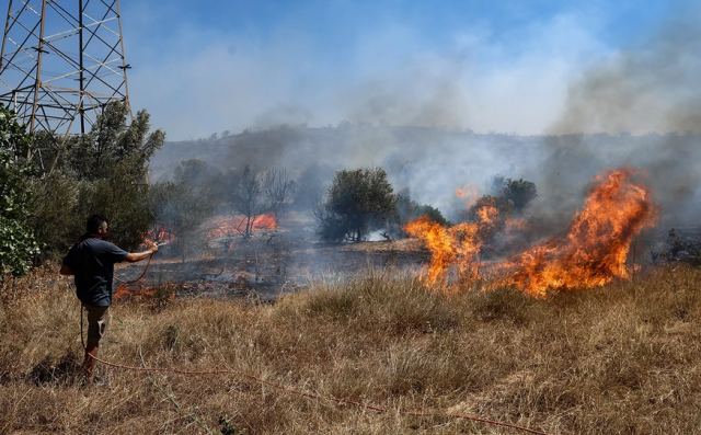 Έκλεισε λόγω φωτιάς το τελωνείο των Ευζώνων – Μεγάλη δύναμη της πυροσβεστικής