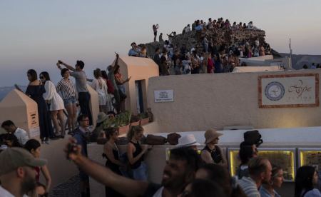 Στο όριο της «ασφυξίας» το πιο «ινσταγκραμικό» νησί της Ελλάδας λέει το AFP