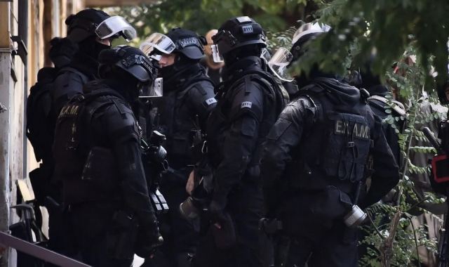 Αντιτρομοκρατική: 7 συλλήψεις για εμπρησμούς σε ξενοδοχείο και συναγωγή στο κέντρο της Αθήνας