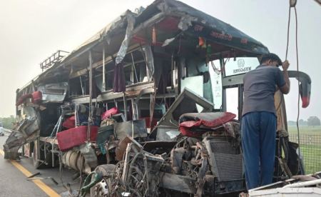 Ινδία: 18 νεκροί από σύγκρουση λεωφορείου με βυτίο μεταφοράς γάλακτος