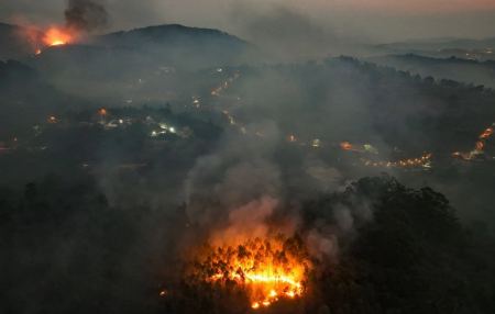 Στις φλόγες το εθνικό πάρκο της Μπραζίλια – Έχουν καεί 12.000 στρέμματα