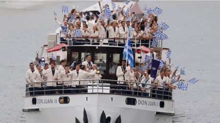 Ολυμπιακοί Αγώνες 2024: Η είσοδος της ελληνικής αποστολής με το πρώτο πλοιάριο - ΒΙΝΤΕΟ