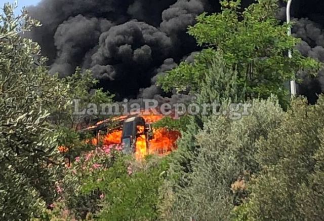 Στυλίδα: Λεωφορείο παραδόθηκε στις φλόγες - Νέες εικόνες και βίντεο