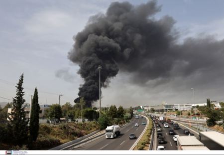 Φωτιά σε εργοστάσιο στην Κηφισιά: Αποκαταστάθηκε η κυκλοφορία στο παράδρομο της Αθηνών-Λαμίας