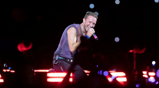 Coldplay: Κυκλοφόρησε το βιντεοκλίπ του τραγουδιού «Feels Like I’m Falling in Love» που γυρίστηκε στο Ηρώδειο
