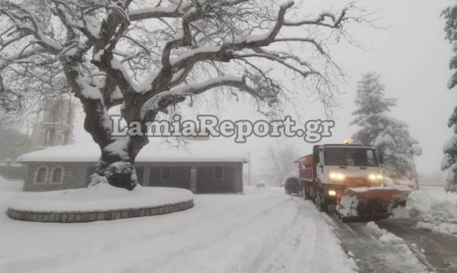 Θάφτηκαν στο χιόνι τα ορεινά χωριά της Λαμίας (ΒΙΝΤΕΟ-ΦΩΤΟ)