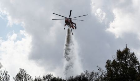 Φωτιά στο Παλαιόκαστρο Λάρισας - Σηκώθηκαν και εναέρια μέσα