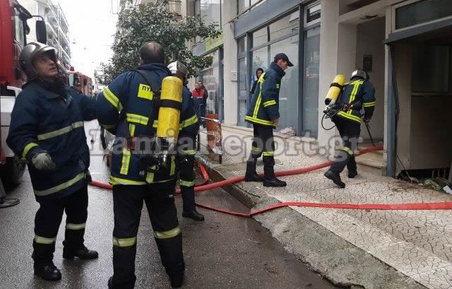 Λαμία: Πυρκαγιά σε πολυκατοικία - Κινδύνεψαν άτομα (ΒΙΝΤΕΟ - ΦΩΤΟ)