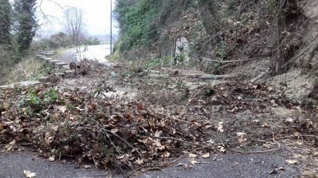 ΤΩΡΑ: Έκλεισε από κατολίσθηση ο δρόμος για Υπάτη