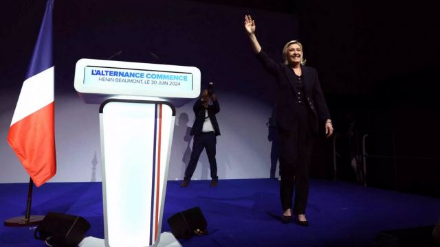 Πολιτικός σεισμός στη Γαλλία: Μεγάλη νίκη της Λεπέν, τρίτος ο Μακρόν