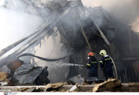 Φωτιά σε εργοστάσιο στην Κηφισιά: Έχει μειωθεί το πυροθερμικό φορτίο - συνεχίζεται η κατάσβεση